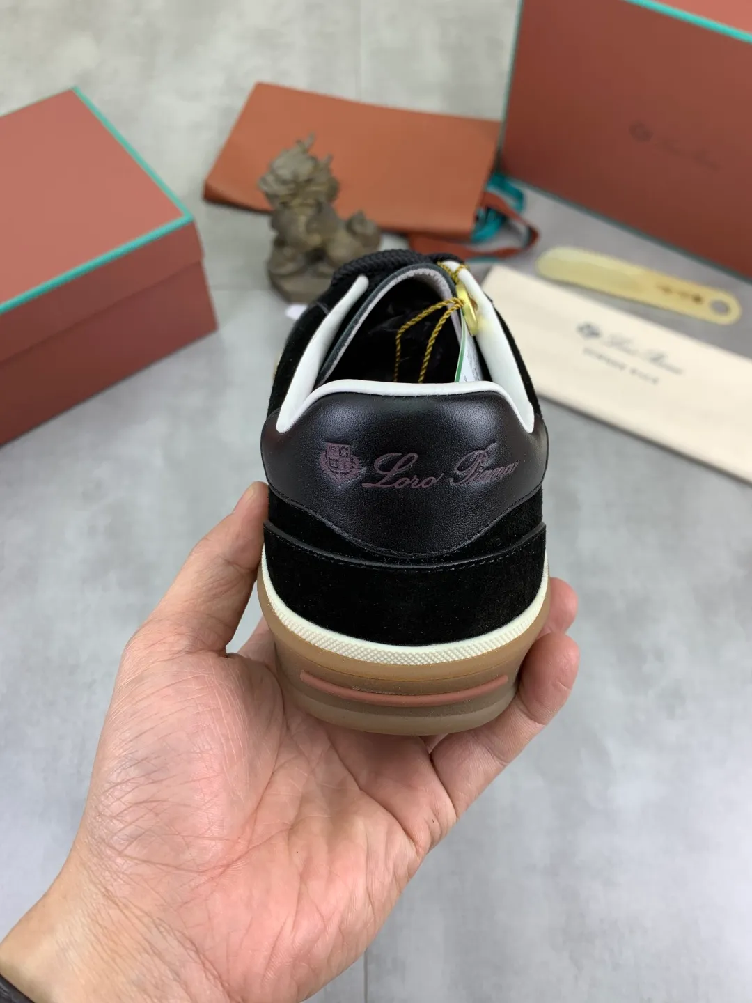 Men's men's shoes 💰P580 New model 💰 The latest casual shoes Loro Piana 💯 Top grade 💯 Buy the original copy 💯 Founded the existing Loro Piana company on April 24, 1924. It is the sixth generation of family operation, providing the best quality products to customers who are discerning about taste and quality. Imported original fly woven fabric with cowhide fabric, plain calfskin lining, hand-stitched thread with cowhide feet, original packaging, high-end outsole, size: 38-45 (customized for 46), 8️⃣ colors available